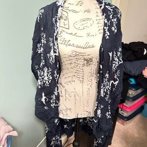 Women’s sleeveless blue and white shawl